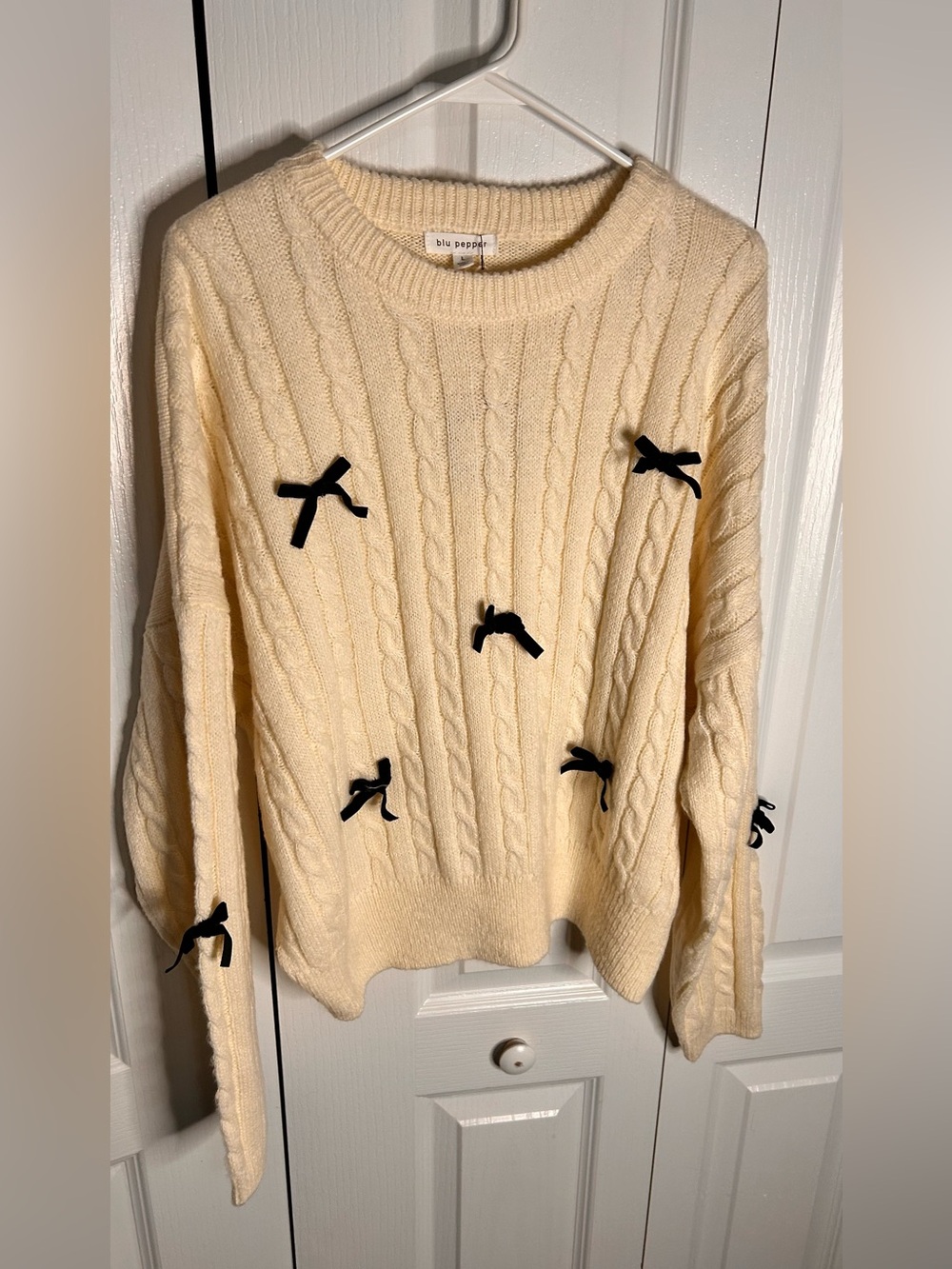 Blu Pepper Women’s Large Cream Cable-Knit Sweater with Black Bow Accents NWT - Picture 2 of 5